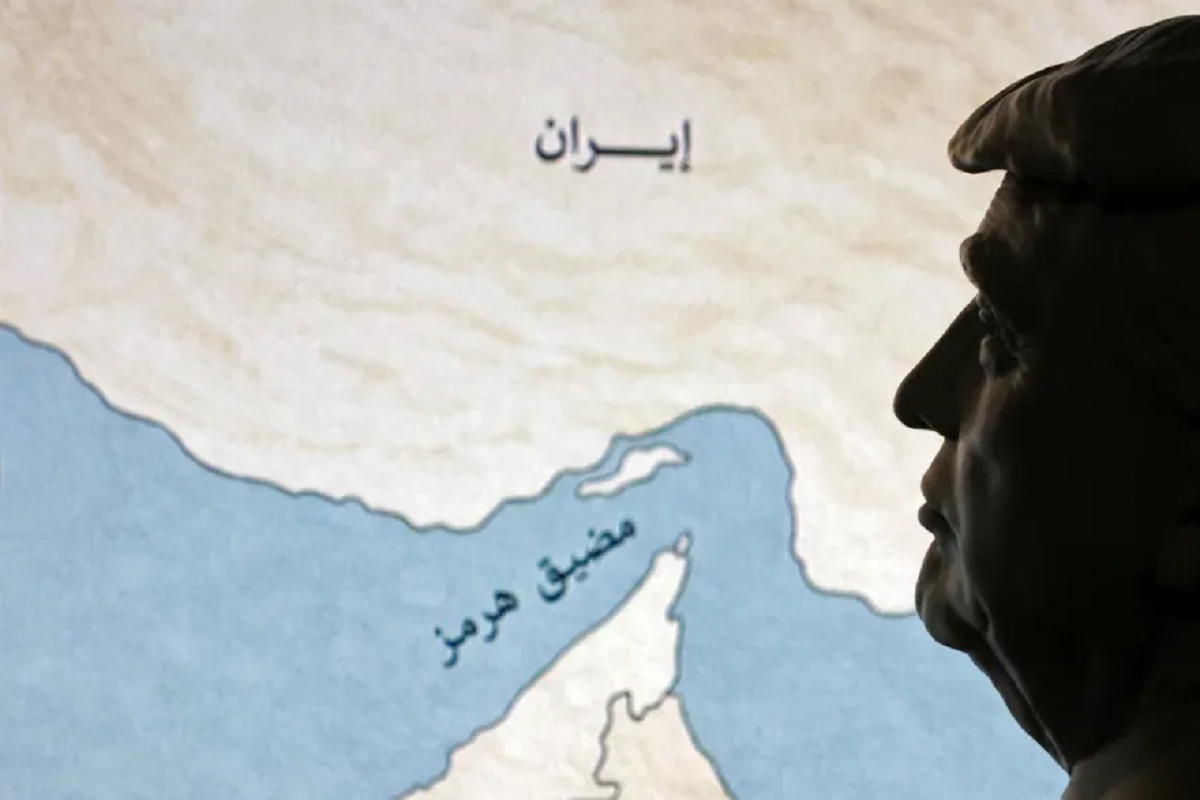 صاروخان أصابا سفينة حربية أمريكية حاولت دخول مضيق هرمز
